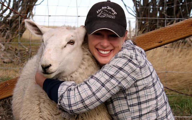 ভেড়া জড়িয়ে ধরা দিবস আজ