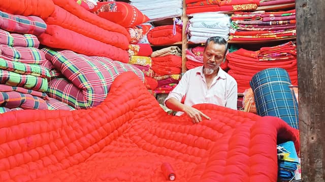 শীতের আগমনী বার্তা: বরিশালে লেপ-তোষক তৈরিতে ব্যস্ত কারিগররা