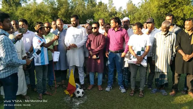 হিলিতে চেয়ারম্যান ফুটবল টুর্নামেন্টের উদ্বোধন