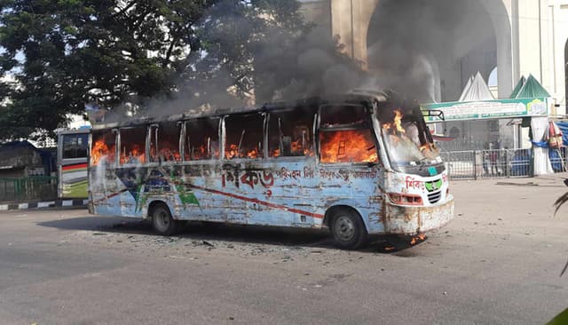 শিকড় পরিবহনের চলন্ত বাসে আগুন