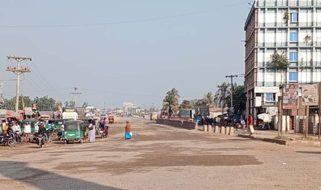 সিরাজগঞ্জে পিকেটিং বিহীন ঢিলেঢালা হরতাল