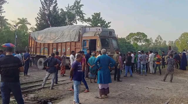 হিলিতে রেললাইনের ওপরে ট্রাক দূর্ঘটনা, থেকে রক্ষা পেলো যাত্রীরা
