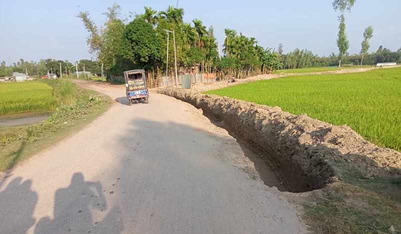 সুন্দরগঞ্জে উন্নয়ন প্রকল্পের কাজে ধীরগতি, জন দূর্ভোগ চরমে