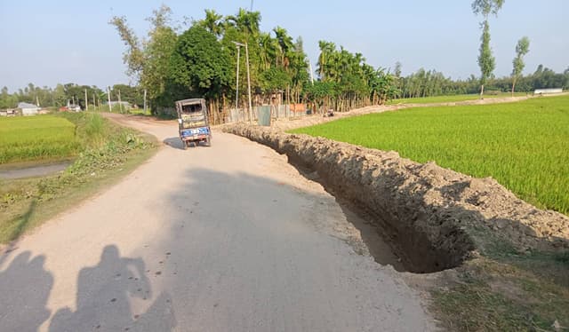 সুন্দরগঞ্জে উন্নয়ন প্রকল্পের কাজে ধীরগতি, জন দূর্ভোগ চরমে