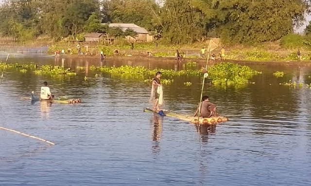 টাঙ্গন ব্যারেজে চলছে মাছ ধরার উৎসব