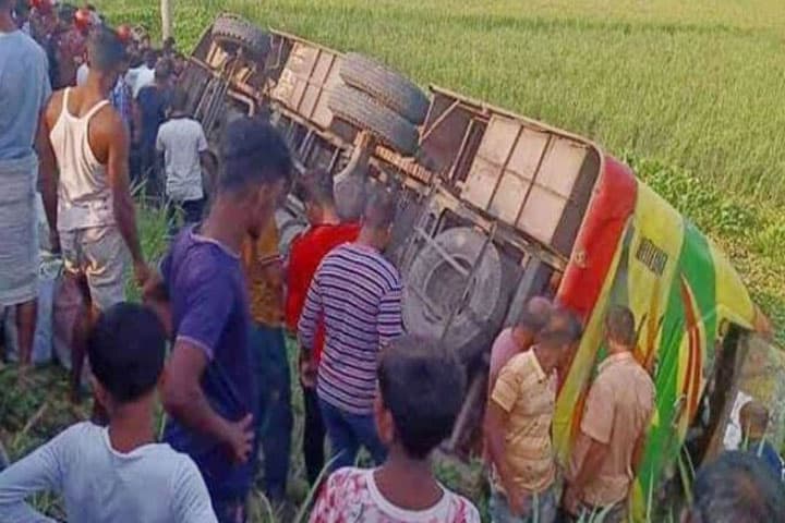 যাত্রীবাহী বাস নিয়ন্ত্রণ হারিয়ে খাদে নিহত ২