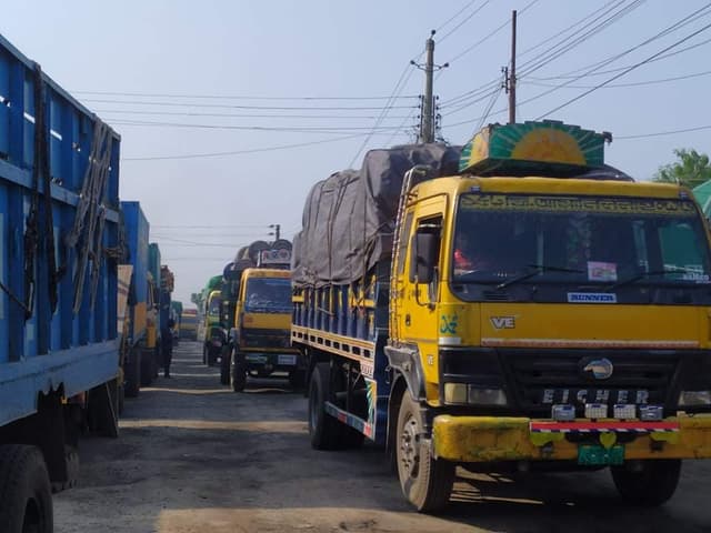 দৌলতদিয়া ফেরিঘাটে নদী পারের অপেক্ষায় শত শত যানবাহন