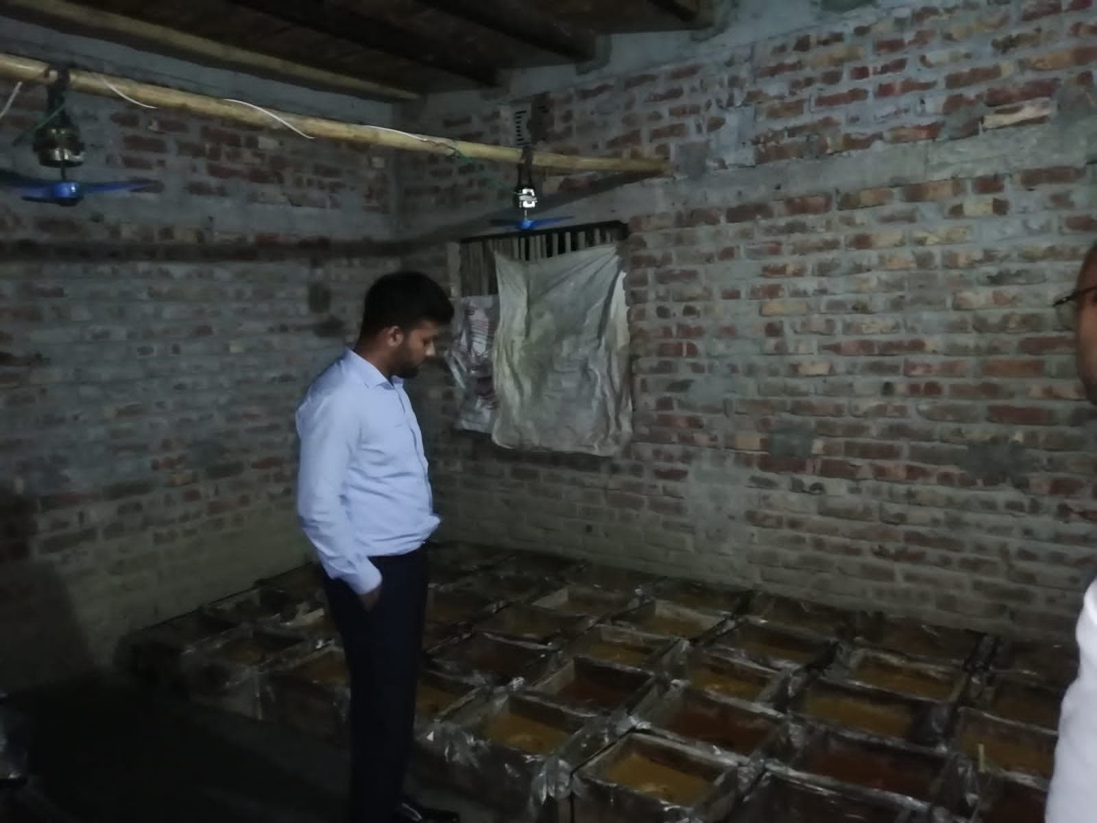 বাগাতিপাড়ায় ভেজাল গুড় তৈরীর অপরাধে দুই ব্যবসায়ীর জরিমানা