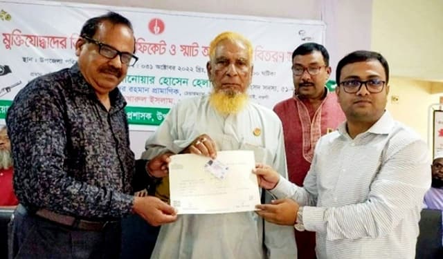 আত্রাইয়ে বীর মুক্তিযোদ্ধাদের স্মার্ট কার্ড বিতরণ