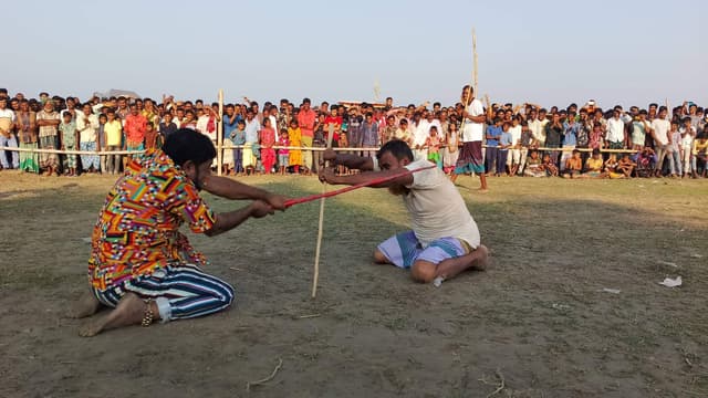 নদীর তীরে অনুষ্ঠিত হলো ঐতিহ্যবাহী লাঠি খেলা