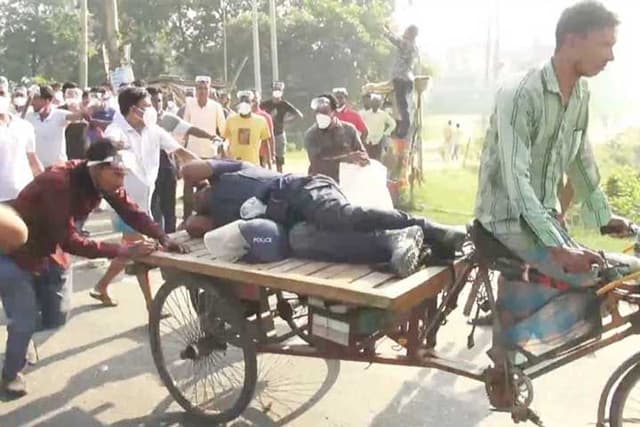 নারায়ণগঞ্জে তিন পুলিশকে কুপিয়ে ও পিটিয়ে জখম