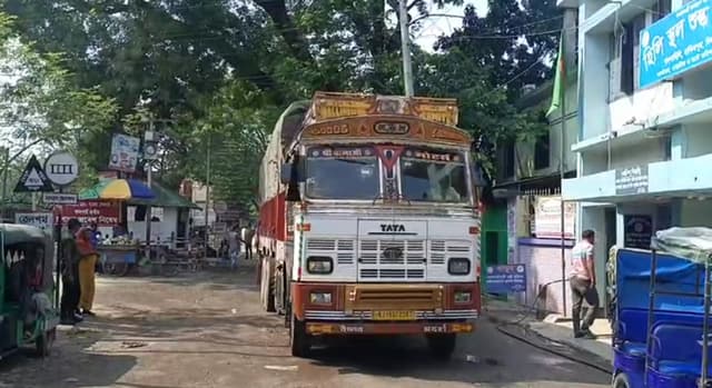 বিএনপির অবরোধের প্রথম দিনে প্রভাব পড়েনি হিলি স্থলবন্দরে