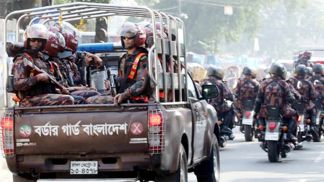 রাজধানীতে মোড়ে মোড়ে পুলিশ-বিজিবি-র‍্যাব