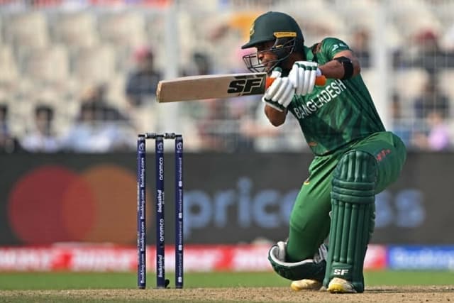 এলোমেলো বাংলাদেশকে টানছে রিয়াদ-লিটন জুটি