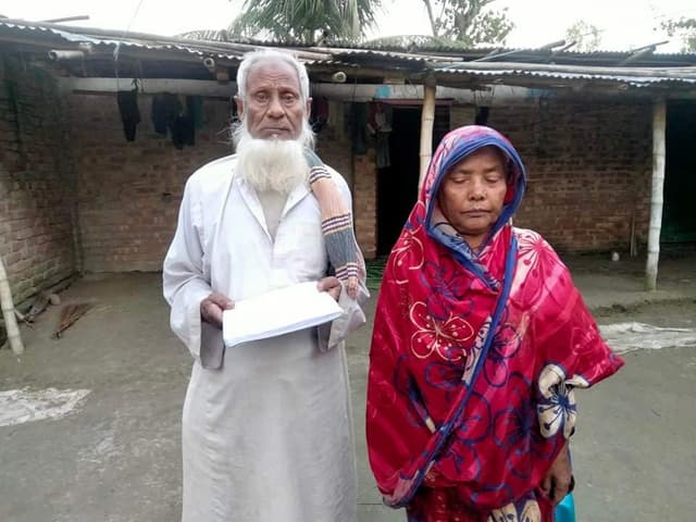 বৃদ্ধ বাবা ও অন্ধ মাকে বাড়ী থেকে বের করে দিলেন ছেলে
