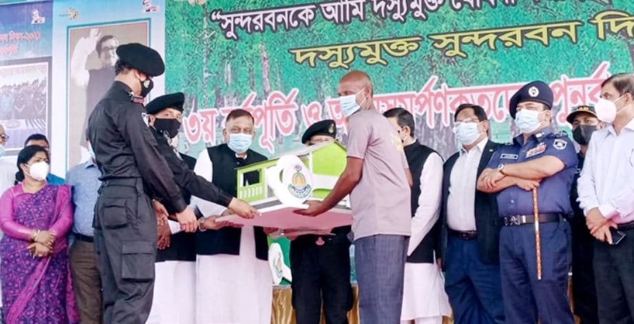 আত্মসমর্পণ করা জলদস্যুদের ঘর-নৌকা-গবাদিপশু হস্তান্তর