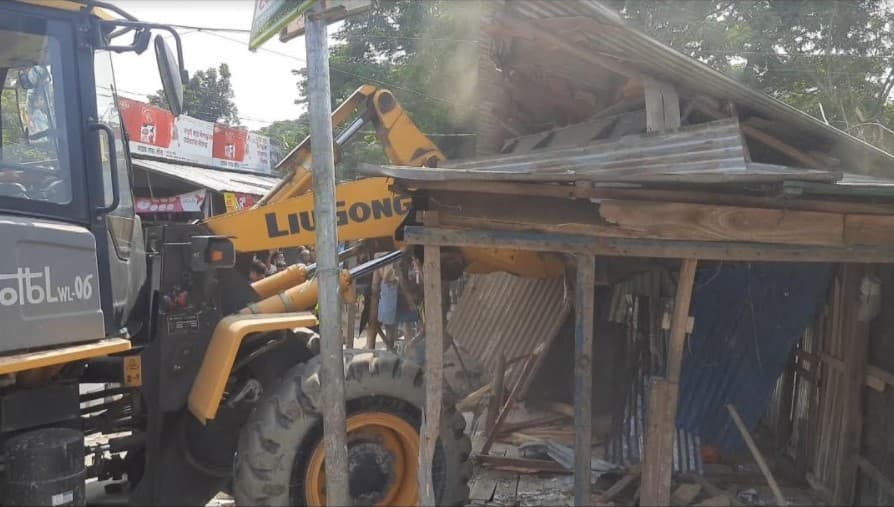 মাদারীপুরে মহাসড়কের অধর্শত অবৈধ স্থাপনা উচ্ছেদ