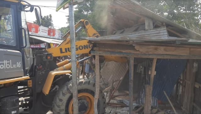 মাদারীপুরে মহাসড়কের অধর্শত অবৈধ স্থাপনা উচ্ছেদ