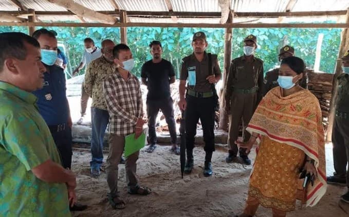 দিঘীনালাতে অবৈধ করাত কলে  ভ্রাম্যমান আদালতের জরিমানা