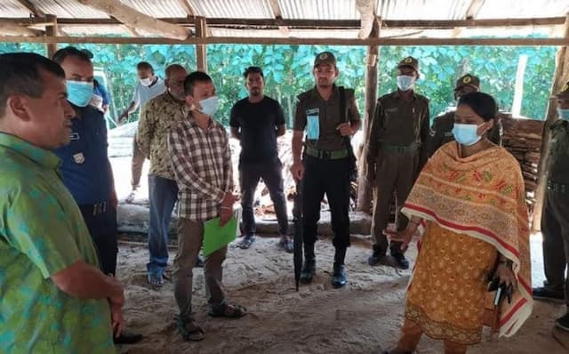 দিঘীনালাতে অবৈধ করাত কলে  ভ্রাম্যমান আদালতের জরিমানা
