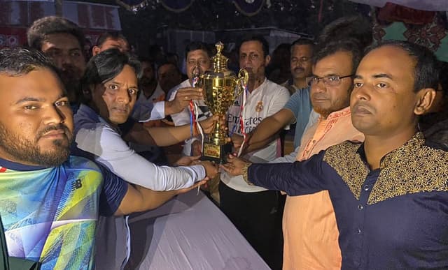 দৌলতদিয়ায় প্রীতি ফুটবল ম্যাচ