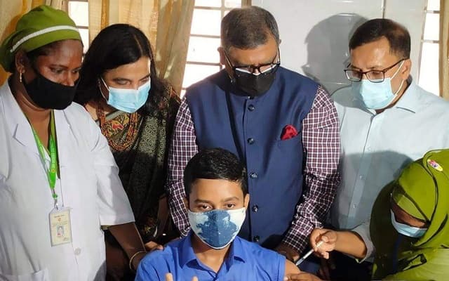১২-১৭ বছর বয়সী স্কুলশিক্ষার্থীদের টিকাদান কার্যক্রম শুরু