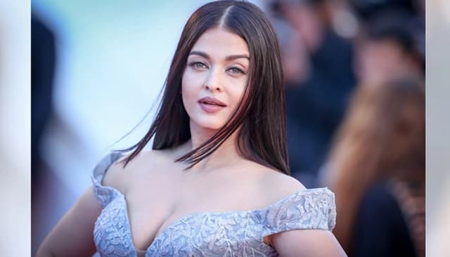 পঞ্চাশেও ভক্তদের হৃদয়ে দোলা দেন ঐশ্বরিয়া
