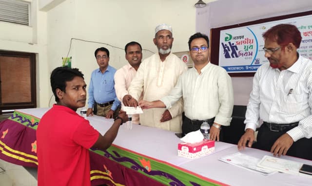 আত্রাইয়ে যুব দিবসে চেক বিতরণ