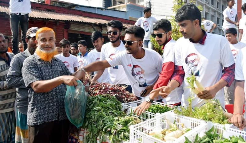পিরোজপুরে দরিদ্র পরিবারের মাঝে ছাত্রলীগের সবজি বিতরণ
