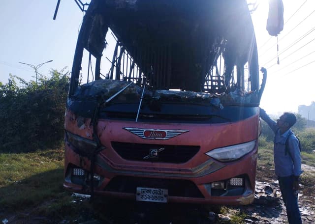 দাঁড়িয়ে থাকা বাসে আগুন, আটক দুই বিএনপি কর্মী!