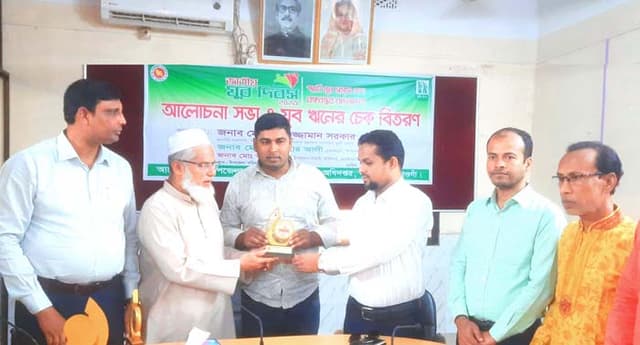 ধামইরহাটে সফল যুব সংগঠকদের সংবর্ধনা ও ঋণ বিতরণ