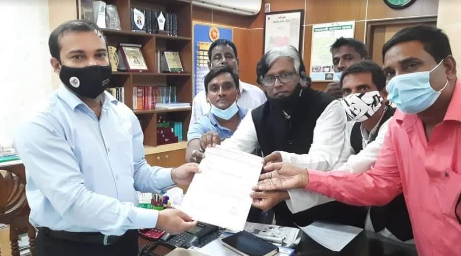নওগাঁয় জেলা প্রশাসকের কাছে হরিজনদের স্মারকলিপি প্রদান