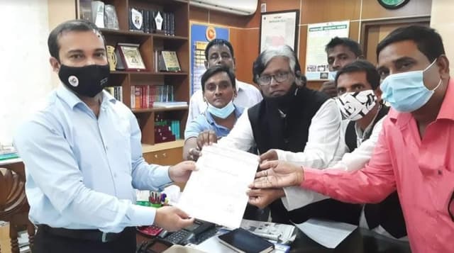 নওগাঁয় জেলা প্রশাসকের কাছে হরিজনদের স্মারকলিপি প্রদান