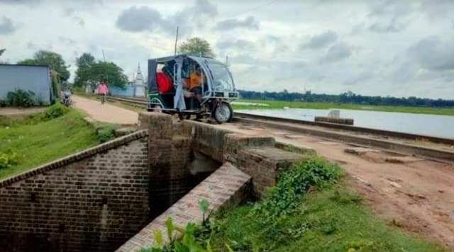 কাজে আসছে না ২১ লাখ টাকার ব্রিজ, ঝুঁকি নিয়ে যানবাহন ও যাত্রী চলাচল
