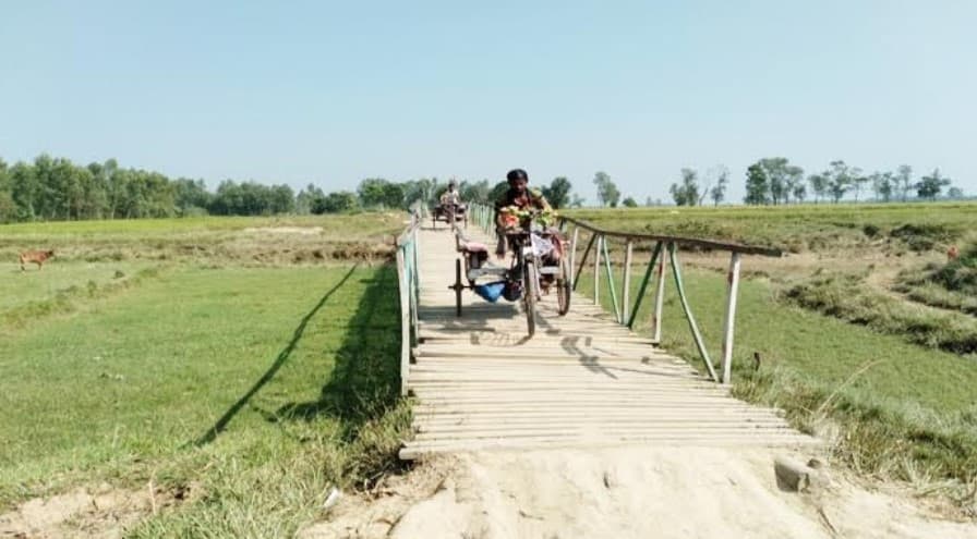 ঝুঁকিপূর্ণ সেতু দিয়ে চলাচল করছে পাঁচ গ্রামের সাধারণ মানুষ