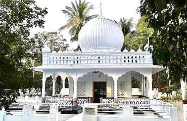৫৮ বছর পর লালন শাহের মূল মাজারের পিলারসহ বিভিন্ন স্থানে ফাটল