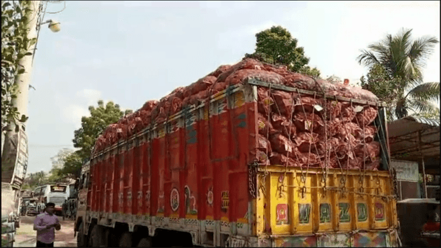 হিলি স্থলবন্দর দিয়ে ভারতীয় আলু আমদানি শুরু