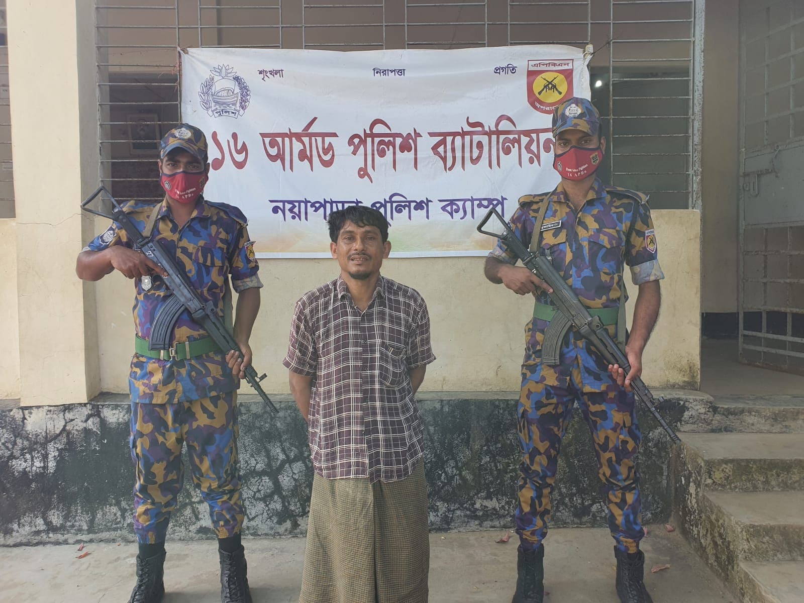রোহিঙ্গা ক্যাম্পে ঘুমন্ত স্ত্রীকে জবাই করে খুন