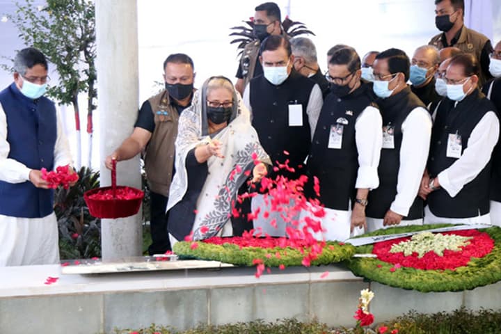 বঙ্গবন্ধুর প্রতিকৃতি ও জাতীয় ৪ নেতার কবরে প্রধানমন্ত্রীর শ্রদ্ধা