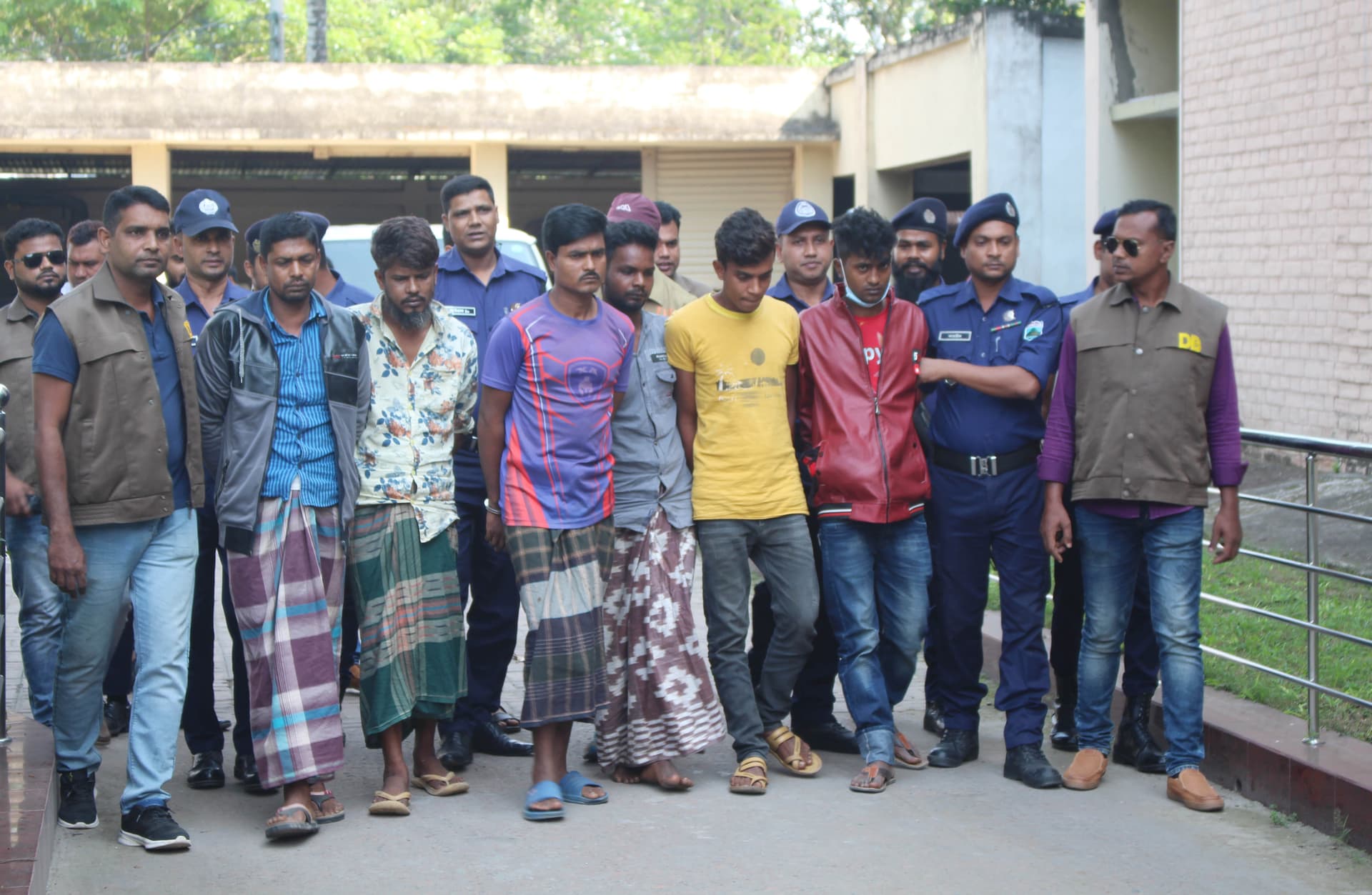 নওগাঁয় আন্তঃজেলা ডাকাত দলের ৬ সদস্য গ্রেপ্তার