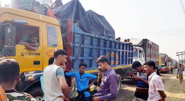 দৌলতদিয়ায় পারাপারের অপেক্ষায় শত শত যানবাহন