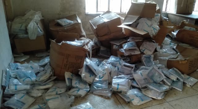 হাসপাতালের বারান্দায় অরক্ষিত কোভিড সুরক্ষা সামগ্রী