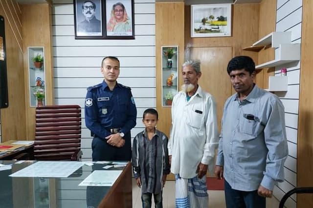 হারিয়ে যাওয়া শিশুকে পরিবারে ফেরাল গোয়ালন্দ থানা পুলিশ