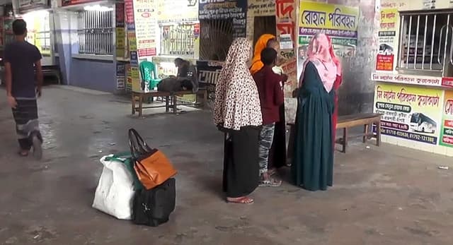 বরিশালের সকল রুটে বাস চলাচল বন্ধ, জনগণের ভোগান্তি