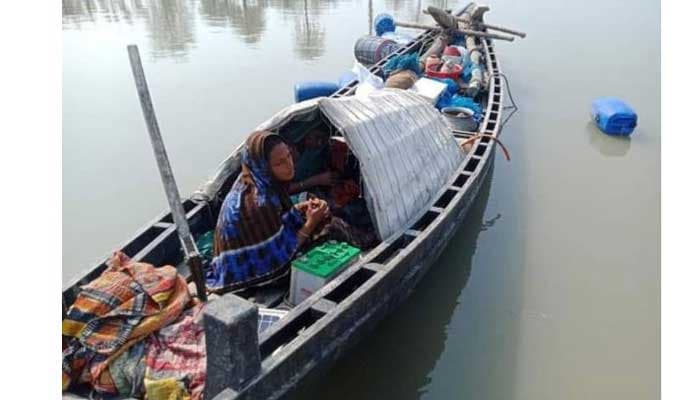 আশাশুনির ভাঙ্গন এলাকায় নৌকায় জন্ম নিল শিশু