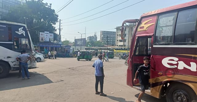 ফাঁকা মহাখালী টার্মিনাল, যাত্রী সংকটে দূরপাল্লার বাস