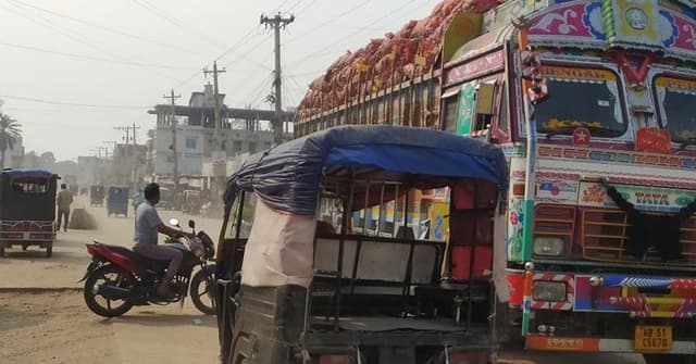 অবরোধের প্রথম দিন: হিলি স্থলবন্দরের আমদানি রফতানি স্বাভাবিক