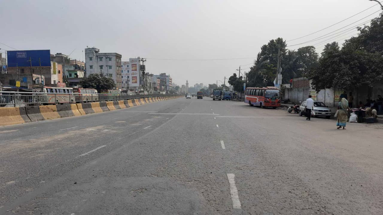 উত্তরায় টহল গাড়িতে ককটেল বিস্ফোরণ, এসআইসহ ৩ পুলিশ সদস্য আহত