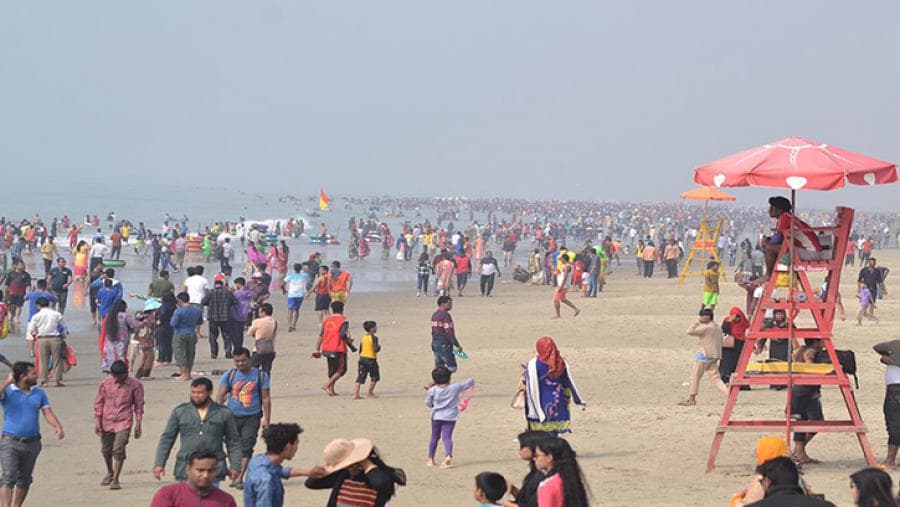 কক্সবাজারে আটকা পড়েছেন অর্ধলাখ পর্যটক