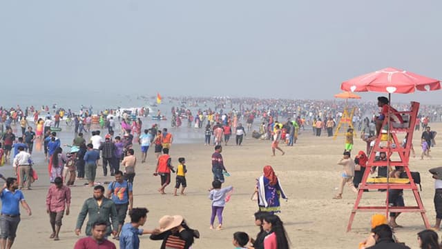 কক্সবাজারে আটকা পড়েছেন অর্ধলাখ পর্যটক